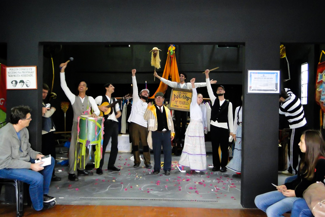 Cena de Coração dos Teatros Rodantes